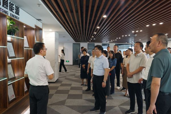 廣西壯族自治區(qū)人大常委會(huì)副主任、黨組副書記何文浩一行蒞臨我公司調(diào)研指導(dǎo)工作